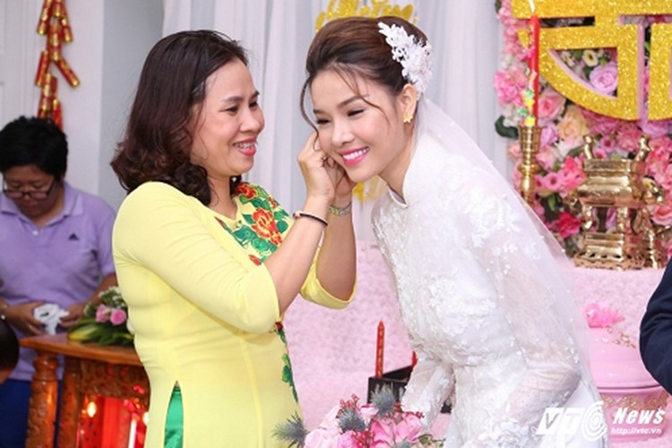 Cô của Mạc Hồng Quân đeo trang sức cưới cho Kỳ Hân. Ảnh: VTC News.