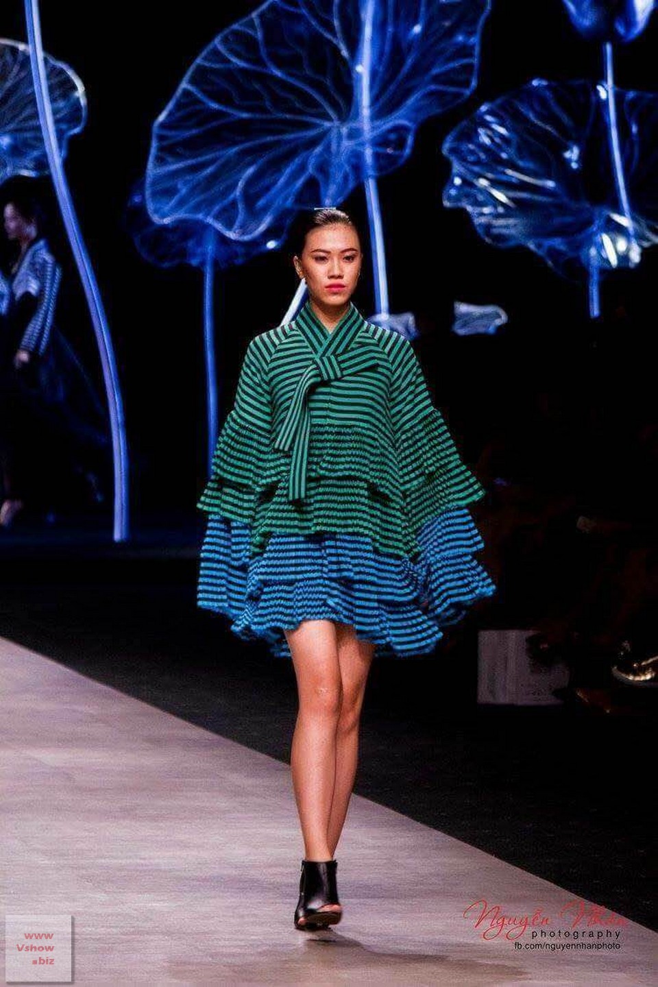 Chiều cao 1m72, Kim Duyên cũng từng được mời diễn thời trang trên sàn catwalk. Đây cũng là lợi thế của cô. Chiều cao 1m72, Kim Duyên cũng từng được mời diễn thời trang trên sàn catwalk. Đây cũng là lợi thế của cô.