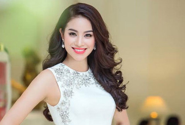 Phạm Hương có thể rất mong manh, trẻ trung. Phạm Hương có thể rất mong manh, trẻ trung.