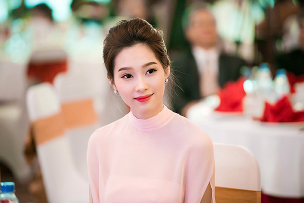 Người đẹp Bạc Liêu không cần hở, và cũng rất ít khi hở nhưng ở bất cứ góc nhìn nào, cô cũng đủ sức quyến rũ được người đối diện chỉ bằng một cái liếc mắt hay nụ cười của mình. Người đẹp Bạc Liêu không cần hở, và cũng rất ít khi hở nhưng ở bất cứ góc nhìn nào, cô cũng đủ sức quyến rũ được người đối diện chỉ bằng một cái liếc mắt hay nụ cười của mình.