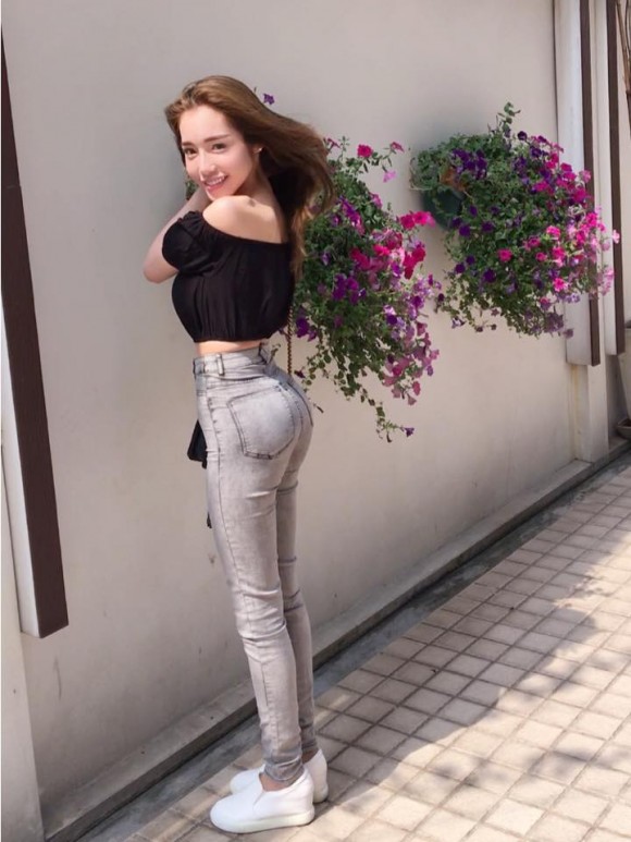 Dù diện trang phục gì, Elly Trần cũng có thể khoe thân hình 'đồng hồ cát'.