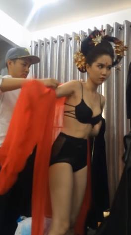 Ngọc Trinh vô tư cởi đồ, để lộ thân hình trước mặt đồng nghiệp Ngọc Trinh vô tư cởi đồ, để lộ thân hình trước mặt đồng nghiệp