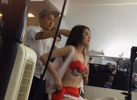 Ngọc Trinh vô tư cởi đồ, để lộ thân hình trước mặt đồng nghiệp Ngọc Trinh vô tư cởi đồ, để lộ thân hình trước mặt đồng nghiệp