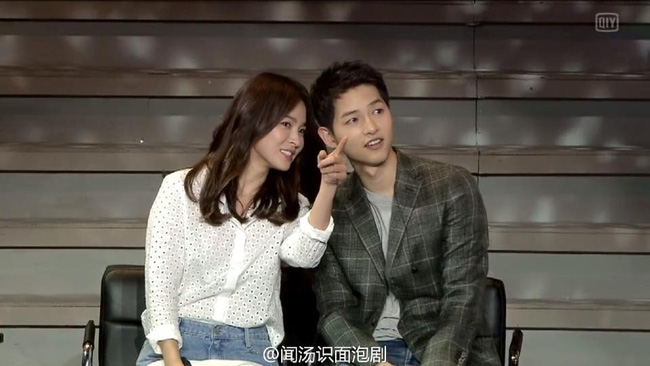 Song Joong Ki tựa vai, nựng m&aacute; đ&agrave;n chị Song Hye Kyo