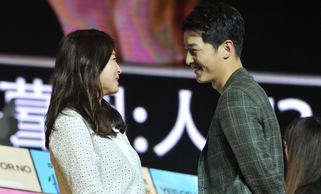 Song Joong Ki tựa vai, nựng m&aacute; đ&agrave;n chị Song Hye Kyo