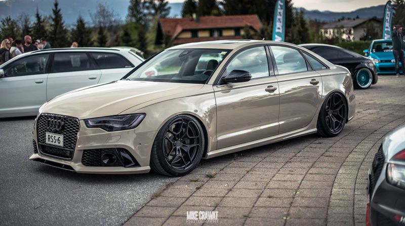 Hiện đã trải qua 3 thế hệ, Audi RS6 là phiên bản hiệu năng cao của dòng sedan hạng sang cỡ trung Audi A6 nhằm đối đầu với BMW M5 hay Mercedes E63 AMG.