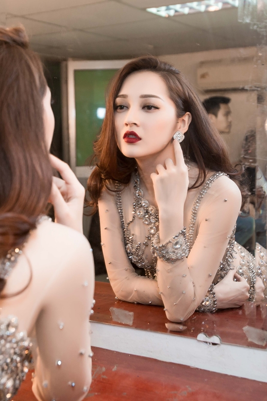 Chất liệu vải màu da bó sát vào thân hình khiến Bảo Anh gần như ‘xuyên thấu’. Chất liệu vải màu da bó sát vào thân hình khiến Bảo Anh gần như ‘xuyên thấu’.