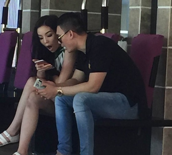 Hình ảnh Kỳ Duyên và Tạ Công Sơn thân thiết trong show diễn thời trang của NTK Hoàng Hải.