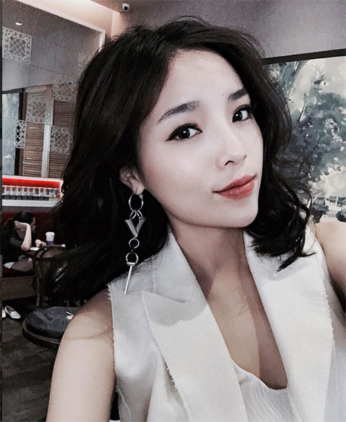 Cả hai gặp gỡ và quen biết nhau sau khi cô nam tiến được hơn một tháng. Nhiều người để ý trên trang cá nhân chàng trai này cũng để trạng thái ‘đang hẹn hò’.