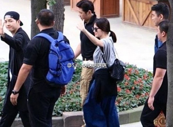 Song Joong Ki ga lăng bao trọn m&aacute;y bay cho Song Hye Kyo về nước
