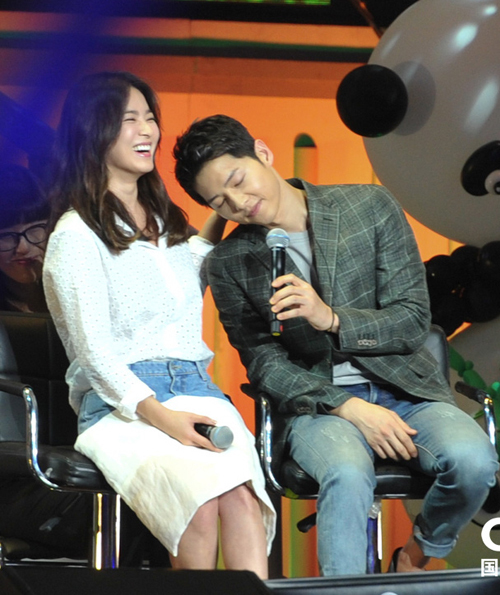 Song Joong Ki ga lăng bao trọn m&aacute;y bay cho Song Hye Kyo về nước