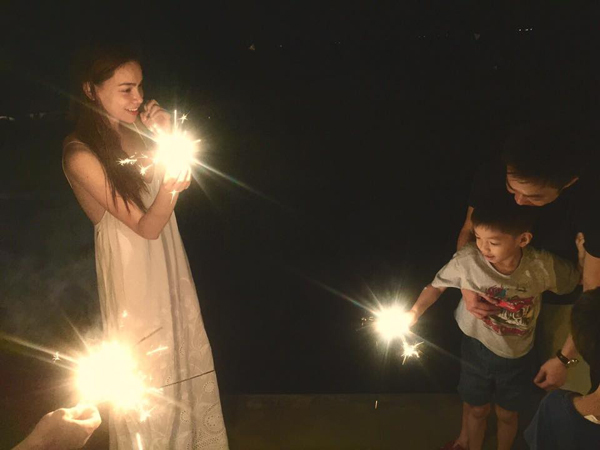 Hồ Ngọc H&agrave;  v&agrave; Cường Đ&ocirc; La th&acirc;n thiết, cười n&oacute;i vui vẻ trong tiệc sinh nhật con trai