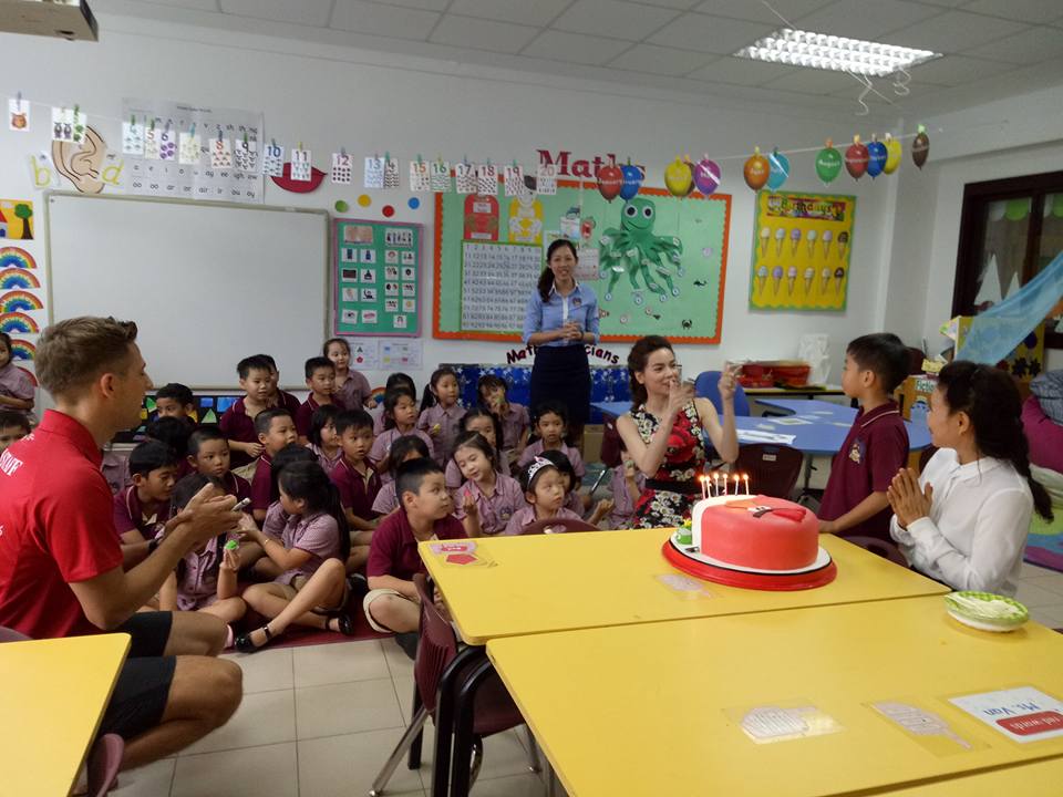 Hồ Ngọc H&agrave;  v&agrave; Cường Đ&ocirc; La th&acirc;n thiết, cười n&oacute;i vui vẻ trong tiệc sinh nhật con trai