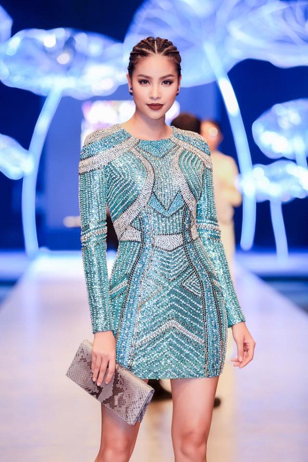 Cô luôn biết cách làm mình trở nên rạng ngời.