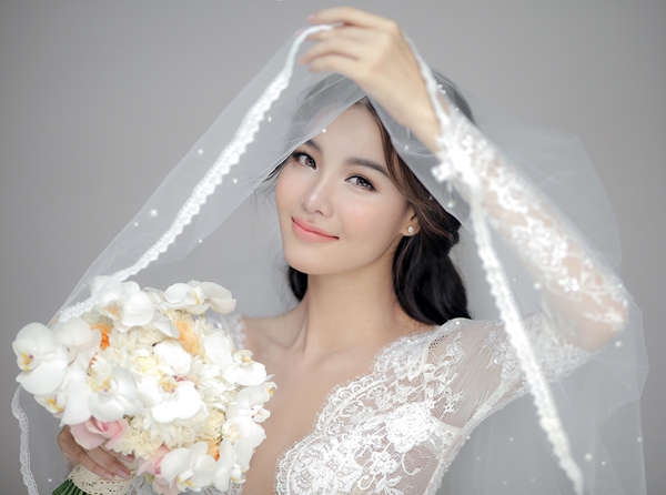 Kỳ Hân trang điểm nhẹ nhàng toát lên vẻ đẹp trang nhã, tự nhiên.