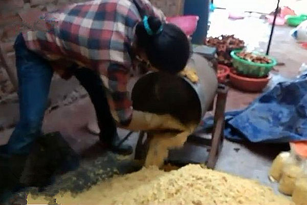 Tin tức trong ngày: Tẩm chất lạ cho riềng xay bán ở chợ
