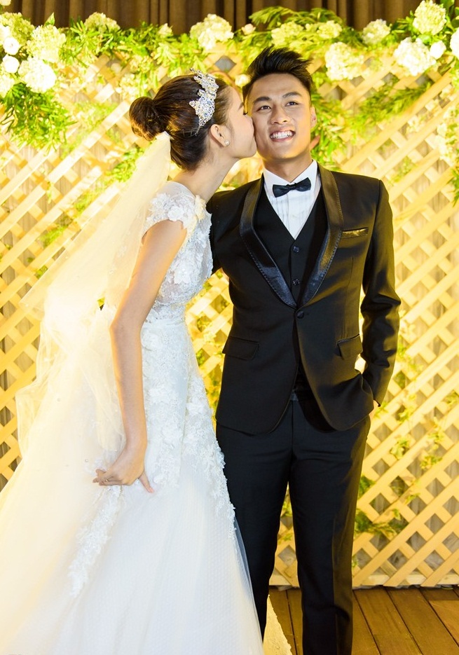 Kỳ Hân hôn nhẹ lên má Mạc Hồng Quân nhằm thể hiện tình cảm và tâm trạng vui vẻ trong ngày trọng đại.