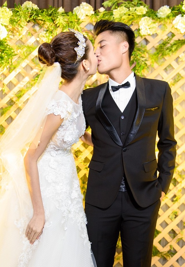 Cả hai trao cho nhau nụ hôn say đắm.