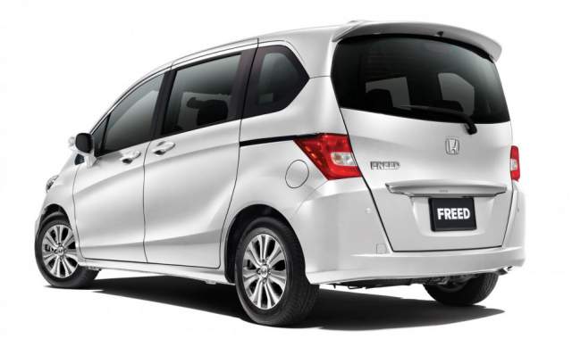 Phần mui xe thon gọn, cụm đèn pha tích hợp đèn LED DRLs.