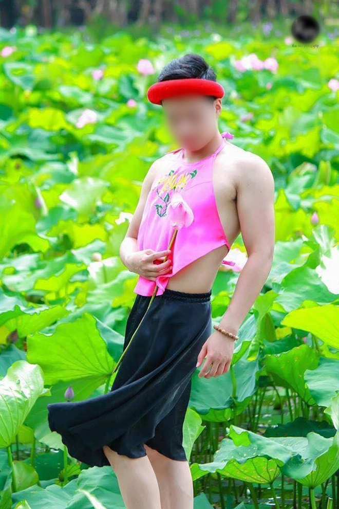 Chỉ cách đó vài ngày bộ ảnh của chàng trai mặc yếm hồng cũng khiến cư dân mạng ‘phát hoảng’.