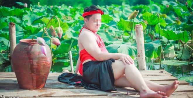 Chàng trai này mặc áo yếm đỏ thoải mái tạo dáng giữa đầm sen.