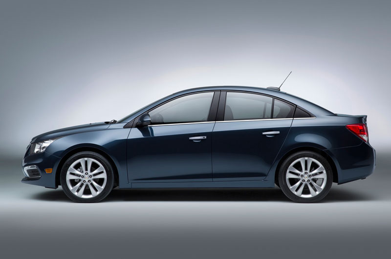 Động cơ của Cruze 2016 cũng đa dạng hơn. Chevrolet đã trang bị cho xe động cơ Ecotec 1,4 lít, tăng áp, phun nhiên liệu trực tiếp, đi cùng hộp số 6 cấp tự động. 