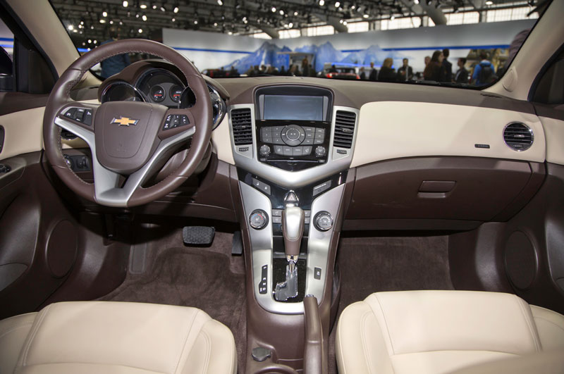 Ngoài ra, Cruze 2016 vẫn đi kèm tùy chọn động cơ 1,5 lít nạp khí tự nhiên, công suất 113 mã lực và mô-men xoắn cực đại 146 Nm, đi cùng hộp số sàn 5 cấp.