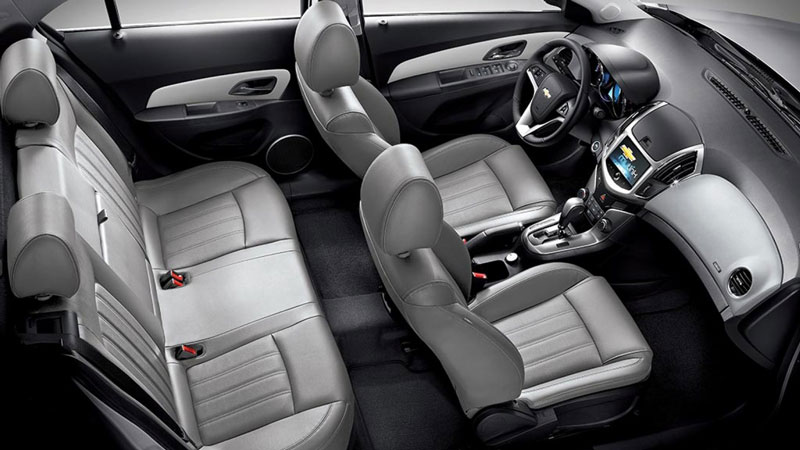 Nội thất Chevrolet Cruze được trau chuốt với những chi tiết thiết kế sắc sảo. Phiên bản LTZ với nội thất da màu ghi xám cho không gian bên trong thêm tinh tế. 