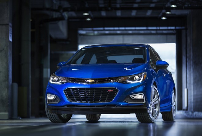 Tại thị trường Việt Nam, Chevrolet Cruze được bán chính hãng với giá khởi điểm 572 triệu đồng. 
