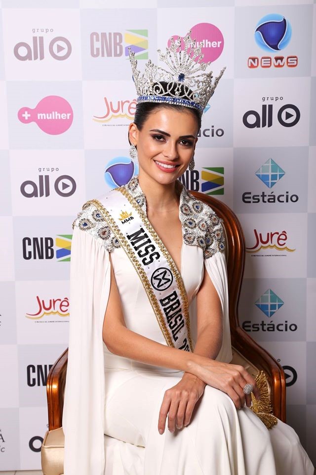 Beatrice Fontoura năm nay 26 tuổi, cô sở hữu vẻ đẹp sắc sảo.