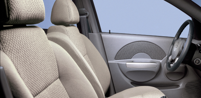 Nội thất Chevrolet Aveo LT 2016 được hoàn thiện kỹ lưỡng, các đường mạ crôm tinh tế cùng các nút điều khiển được bố trí hợp lý giúp người lái thao tác dễ dàng. Nội thất Chevrolet Aveo LT 2016 được hoàn thiện kỹ lưỡng, các đường mạ crôm tinh tế cùng các nút điều khiển được bố trí hợp lý giúp người lái thao tác dễ dàng.