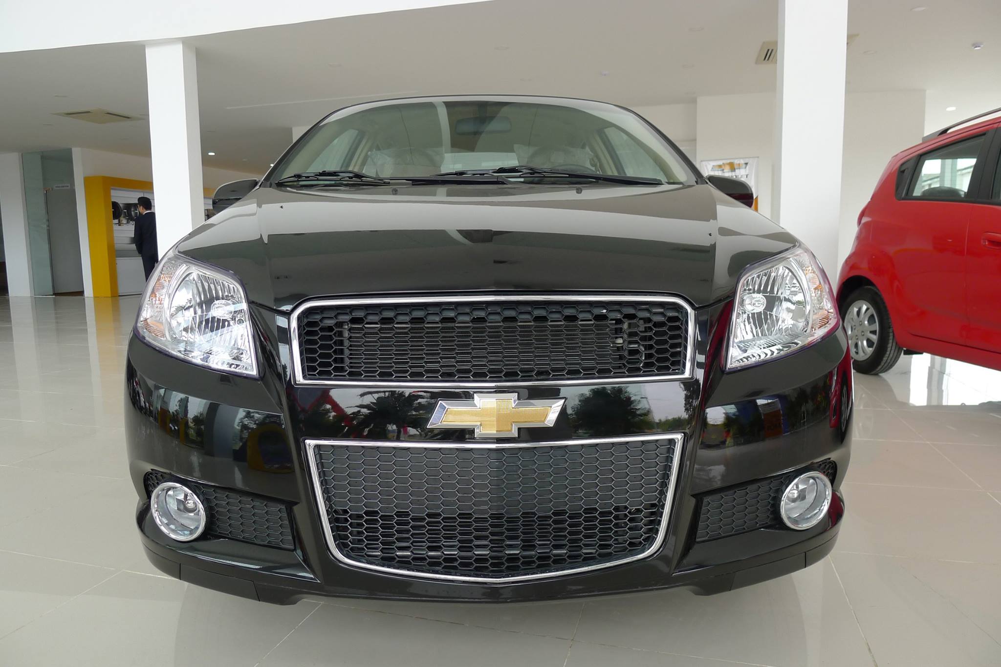 Đầu xe Chevrolet Aveo nổi bật bởi thiết kế mạnh mẽ đầy nam tính. Đầu xe Chevrolet Aveo nổi bật bởi thiết kế mạnh mẽ đầy nam tính.