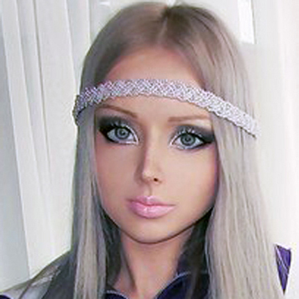 Vì được biết đến như phiên bản đời thực của Barbie nên người sánh đôi hoàn hảo nhất cùng cô không ai khác ngoài Justin Jedica - phiên bản búp bê sống ngoài đời thực của Ken. Vì được biết đến như phiên bản đời thực của Barbie nên người sánh đôi hoàn hảo nhất cùng cô không ai khác ngoài Justin Jedica - phiên bản búp bê sống ngoài đời thực của Ken.