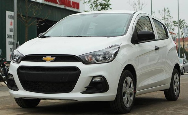 Toàn bộ phần đầu xe được thiết kế lại với đèn pha, lưới tản nhiệt, đèn sương mù mới, mang đến cảm giác hiện đại hơn. Đuôi xe cũng thiết kế mới với cụm đèn hậu to hơn phiên bản cũ.