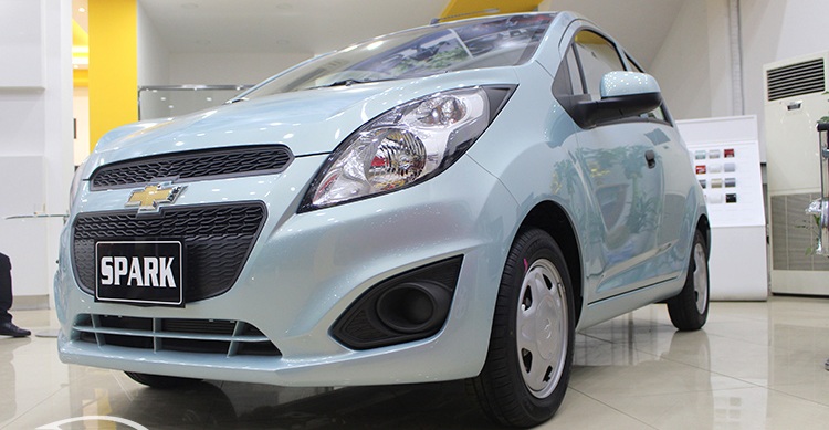 Vẫn lưới tản nhiệt kép đặc trưng của hãng xe Mỹ Chevrolet. Cụm đèn trước vuốt dài trông rất hầm hố, tuy nhiên có một chi tiết cắt bớt để tiết kiệm chi phí đó là đèn gầm-phần tương đối dễ hư hỏng khi va chạm. Vẫn lưới tản nhiệt kép đặc trưng của hãng xe Mỹ Chevrolet. Cụm đèn trước vuốt dài trông rất hầm hố, tuy nhiên có một chi tiết cắt bớt để tiết kiệm chi phí đó là đèn gầm-phần tương đối dễ hư hỏng khi va chạm.
