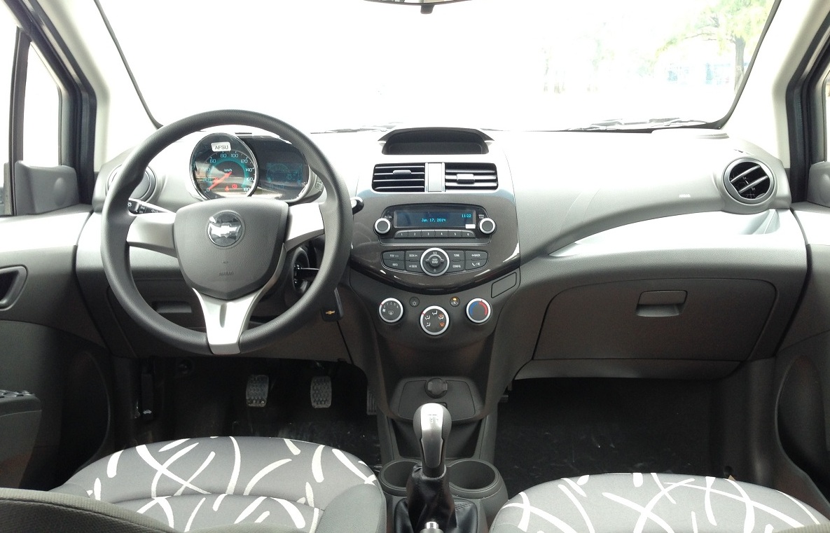 Chevrolet Spark LS 2016 với cụm đồng hồ hiện thị đa thông tin. Hệ thống âm thanh 4 loa, radio, cổng kết nối AUX ( Ipod). Chevrolet Spark LS 2016 với cụm đồng hồ hiện thị đa thông tin. Hệ thống âm thanh 4 loa, radio, cổng kết nối AUX ( Ipod).