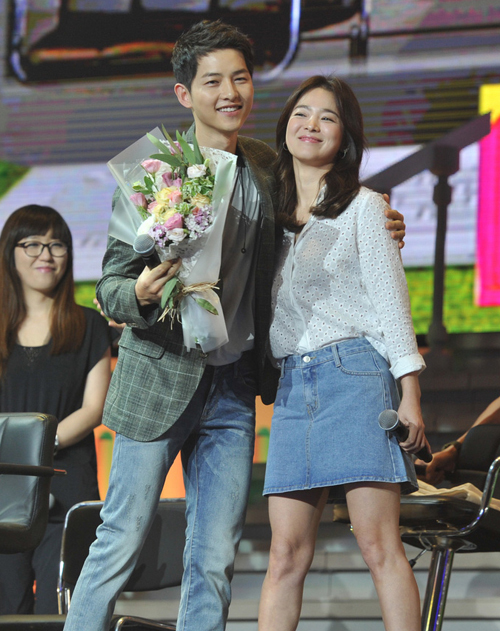Song Joong Ki được &lsquo;bạn g&aacute;i tin đồn&rsquo; Song Hye Kyo ra mặt bảo vệ