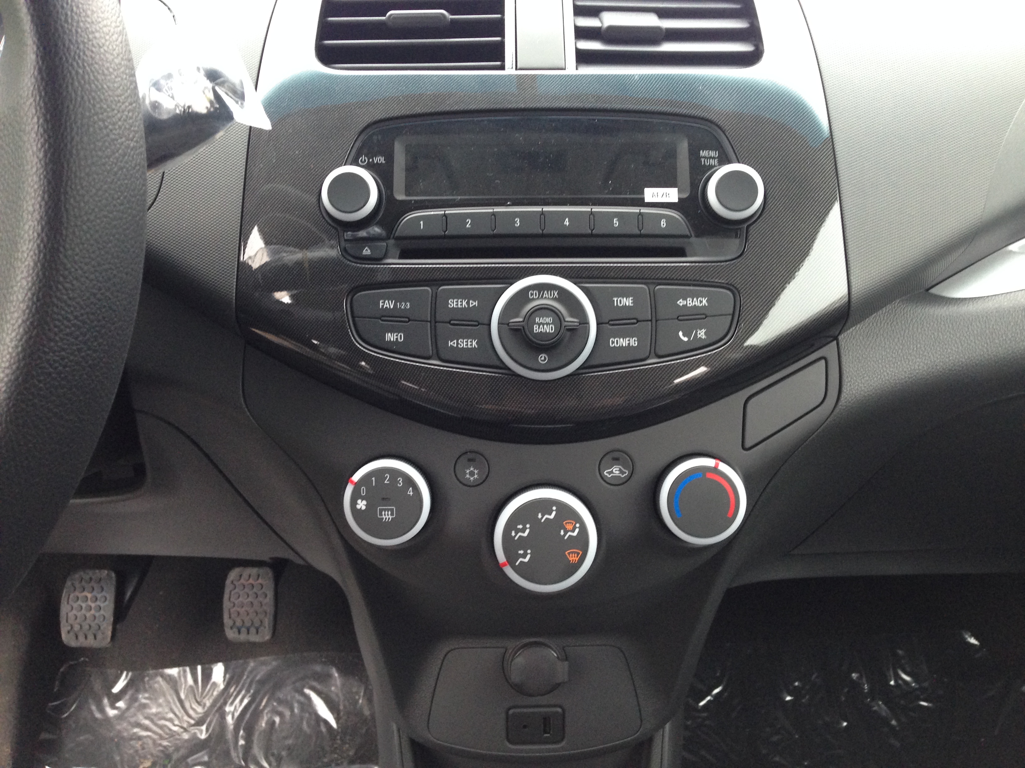 Xe được trang bị động cơ 1.0 DOHC tiết kiệm nhiên liệu chỉ với 5l/100km.