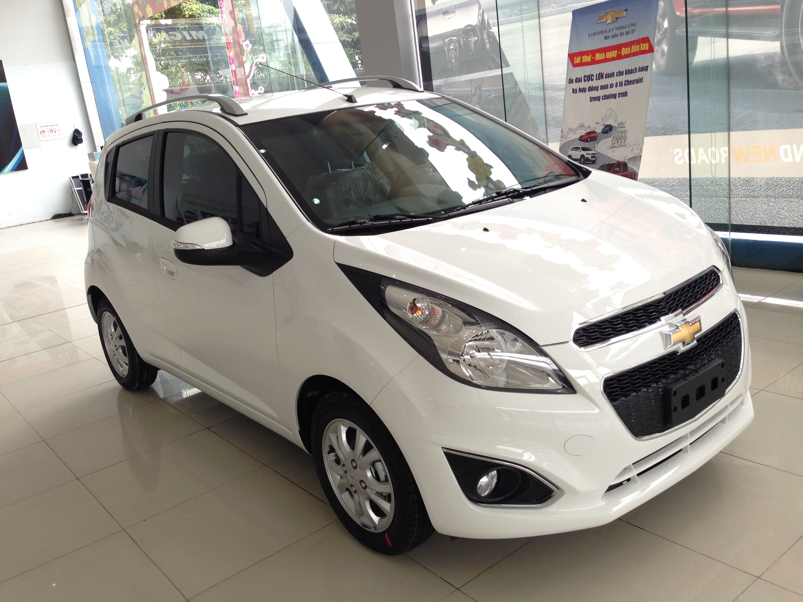 Kiểu dáng xe Spark LT được thiết kế khí động học giảm lực cản không khí một cách tối đa với những đường gân dập nổi trên nắp capô và đường gờ chìm chạy dọc thân xe Spark LT. 