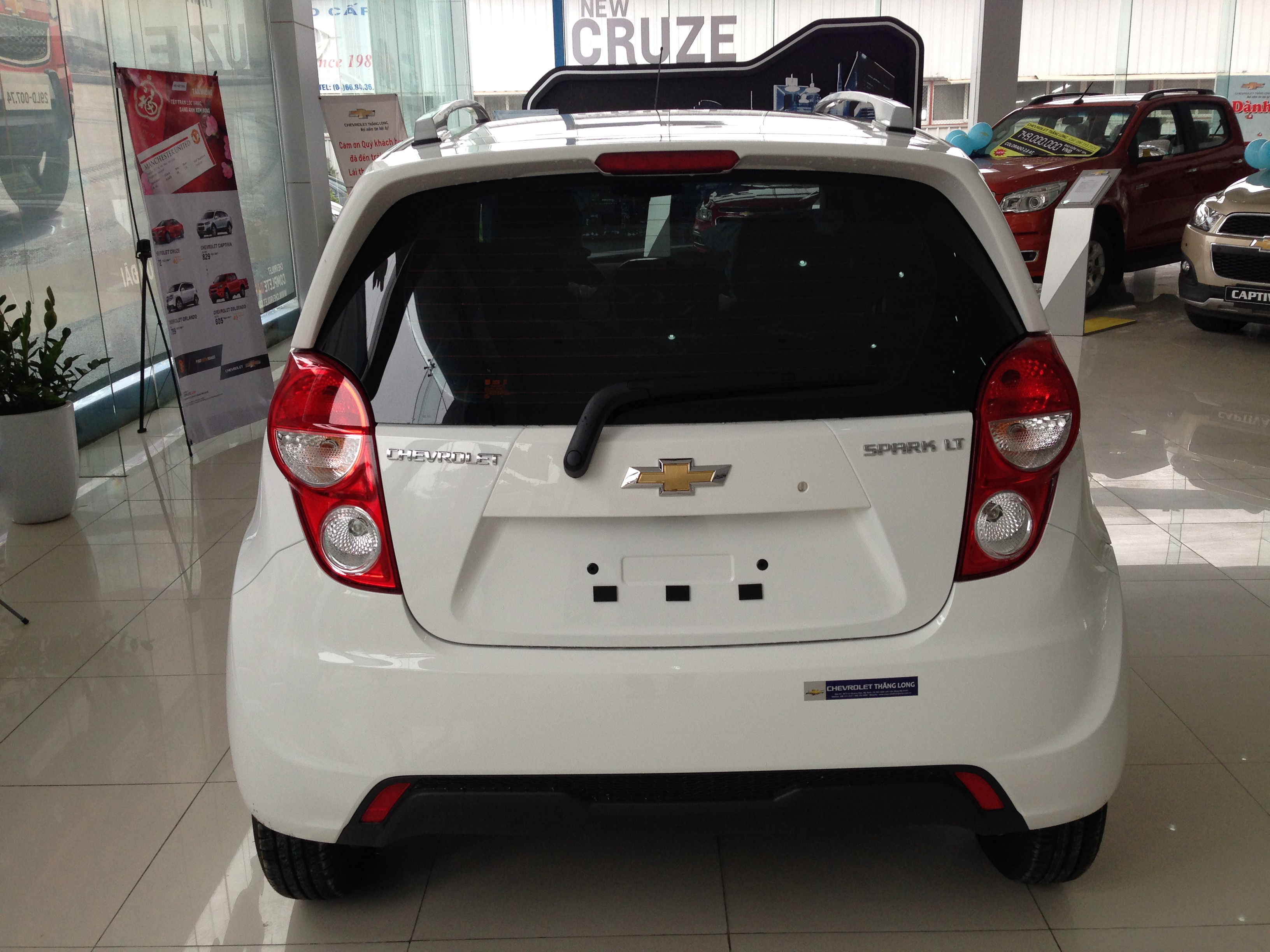  Đuôi sau xe Spark LT được trang bị cánh lướt gió thể thao kèm đèn phanh trên cao an toàn cho người quan sát phía sau.