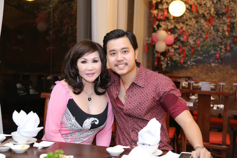 Nếu Hoàng Việt dù lọt top 5 Siêu mẫu Việt Nam 2011 nhưng cái tên vẫn còn lạ trong làng thời trang Việt, thì ngược lại, Yvonne Thúy Hoàng khi đó đã nổi tiếng là một triệu phú ngành 13Win15 com - Thương hiệu nhà cái uy tín thời trang ở Hollywood, và là thành viên CLB Top 500 triệu phú Mỹ.