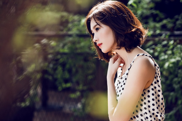 Thu Thảo đặc biệt hợp với những tông màu nhẹ nhàng, thanh lịch. Đó là lý do cô thường xuyên xuất hiện với trang phục không màu mè hay rườm rà.