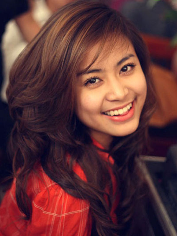 Năm 2012, Hoàng Thùy Linh chuyển sang phong cách thanh lịch hơn với các thiết kế tối giản không bèo, nhún.