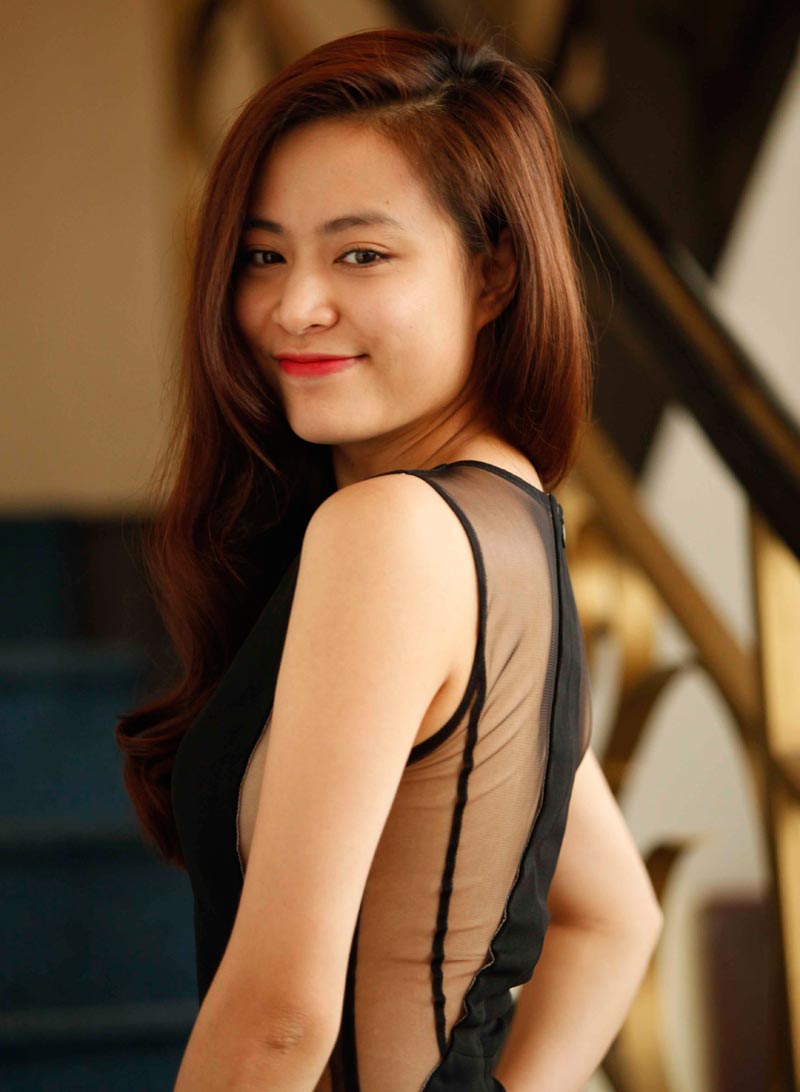 Năm 2014, nhờ có stylist riêng Hoàng Thùy Linh đã định hình được phong cách thanh lịch, quyến rũ.