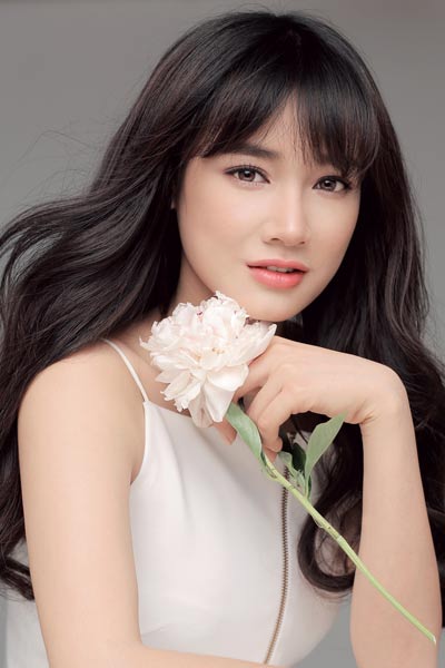 Nhã Phương là một diễn viên trẻ tài năng. Người ta nhớ đến Nhã Phương không chỉ qua những vai diễn hay mà còn bởi cũng vẻ đẹp mong manh, trong sáng của cô.