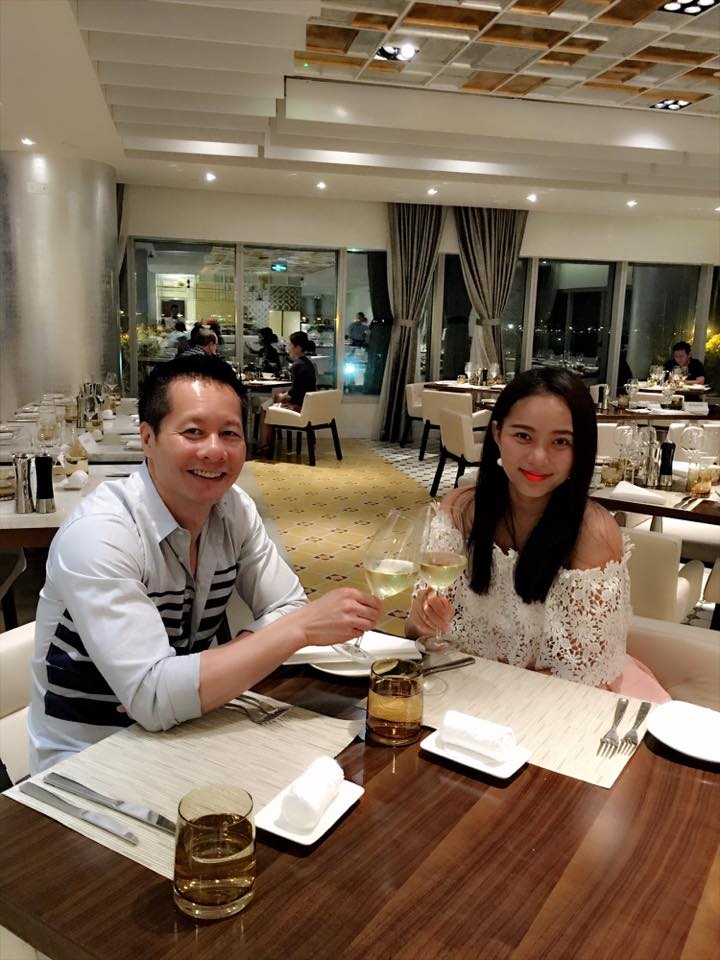 Không chỉ vậy, tài sản ở nước ngoài của đại gia Đức An cũng khiến nhiều người choáng váng. Vị đại gia này có thu nhập từ việc bán căn nhà tại số 42 Pelican Point, Newport Beach, (7 triệu USD theo hồ sơ thuế lợi tức 2008, tương đương khoảng 150 tỉ đồng); 1 bất động sản tại 16872 Coral Cay Lane, Huntington Beach, California (giá thị trường hiện hành theo ước tính là 3.457.247 USD, tương đương khoảng 73 tỷ); 1 bất động sản tại 39045 N. Shore Drive, Fawnskin, California giá hiện tại vào khoảng 1.999.814 USD, tương đương 42 tỷ đồng.