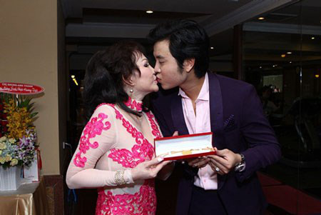 Nữ đại gia luôn hào phóng mỗi khi tặng quà cho tình trẻ. Thúy Hoàng từng tặng chiếc nhẫn kim cương đen đắt tiền cho người yêu trong dịp mùng 8/3/2013 hay tặng chiếc dây chuyền vàng trị giá trăm triệu trong dịp sinh nhật Vũ Hoàng Việt.
