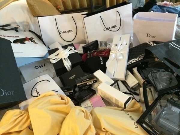 Phượng Chanel tên thật là Trương Thị Phượng, sinh năm 1977, quê gốc ở Thanh Hóa, hiện sinh sống tại Hà Nội. Có cái tên Phượng Chanel là bởi người phụ nữ này có niềm đam mê đặc biệt với nhãn hàng Chanel.