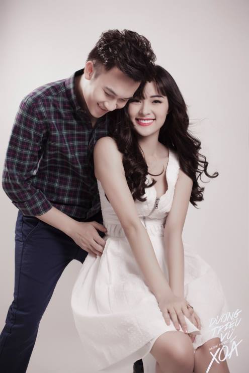 Tháng 5/2014, Hạ Vi được mời đóng MV ca nhạc ''Xóa'' của nam ca sỹ Dương Triệu Vũ. Cô đóng vai người tình xinh đẹp, quyến rũ nhưng lạnh lùng. Dương Triệu Vũ khi đó chia sẻ, sau lần tình cờ gặp Hạ Vi, anh ấn tượng bởi vẻ đẹp lạ của cô nên đã mời Hạ Vi đóng vai tình nhân trong MV.