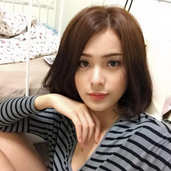 Phần cằm thon gọn và dài hơn, tạo nên gương mặt V-line đẹp hoàn hảo. Nhiều ý kiến cho rằng Hạ Vi đã tiêm hoặc độn cằm, đồng thời sửa mũi cao, làm mí rõ hơn và bọc răng sứ.